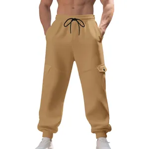 Gedetailleerd vooraanzicht van khaki fleece cargo joggingbroek voor heren met touw