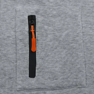 Detailansicht eines grauen Fleece-Hoodies mit vertikaler Tasche und orangem Reißverschluss.