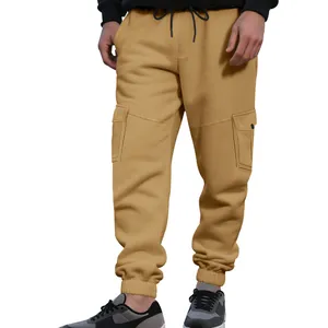 Detail van heren fleece cargo joggingbroek met trekkoord en zakken in kaki