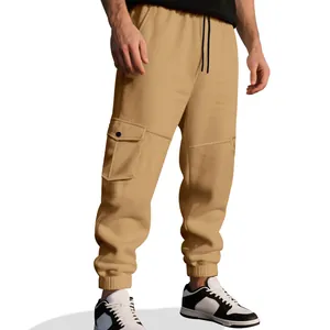 Gedetailleerd beeld van beige heren cargo joggingbroek met trekkoord en zakken