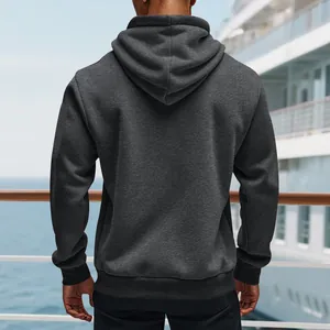 Rückansicht eines schweren dunkelgrauen Fleece-Hoodies für Herren auf einem Deck