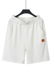 Detail von weißen Herren-Freizeitshorts mit elastischem Bund und Strukturstoff