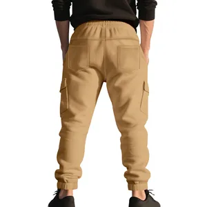 Achteraanzicht van kaki heren fleece cargo joggingbroek met achterzakken en boorden