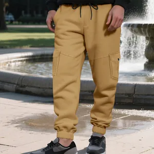 Heren kaki cargo joggingbroek met trekkoord en zakken in een park buiten