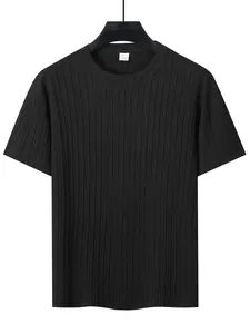 Detailansicht eines schwarzen Herren-Kurzarm-T-Shirts mit vertikalem Zopfmuster-Gewebe