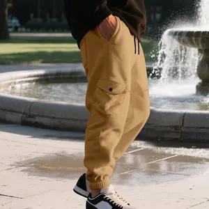 Detailweergave van de khaki heren cargo joggingbroek met fleece voering en zijzak