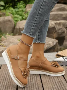 Zapatos de cuña color canela con detalle de flor y tira Mary Jane en madera