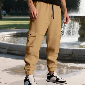 Gedetailleerd overzicht van khaki heren cargo joggers met fleecevoering en zakken.