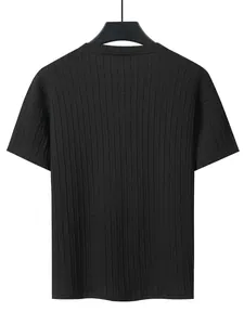 Rückansicht eines schwarzen Herren-T-Shirts mit vertikalem Strukturstrick-Detail.