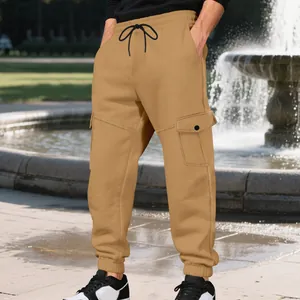Detail van khaki cargo joggingbroek voor heren met trekkoord en zakken.
