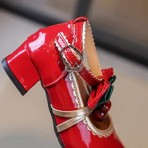 Elegante rote Lackleder Mary Janes mit Schleife und Kirschanhängern für Damen