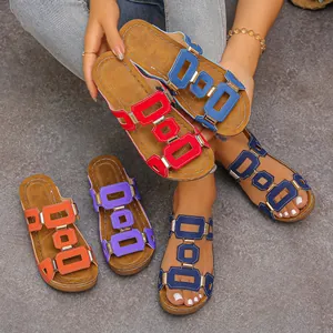 Detail van kleurrijke retro platte sandalen met uitsparingen voor dames met antislipzool.