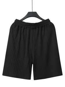 Detailansicht der schwarzen Herren-Freizeitshorts mit vertikaler Stricktextur