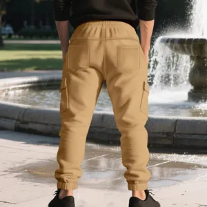 Detail van de khaki cargo jogger voor heren met fleecevoering en meerdere zakken.