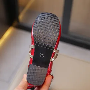 Rote Mary Jane Schuhe mit runder Kappe, rutschfester Sohle und niedrigem Absatz für Damen