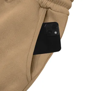 Detail van de zak van een fleecegevoerde cargobroek voor heren met een smartphone