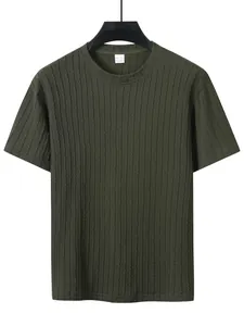 Detailansicht eines dunkelgrünen strukturierten Kurzarm-T-Shirts mit Zopfmuster