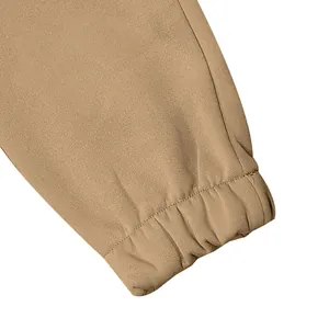 Macrodetail van het hoogwaardige elastische manchet en de stoftextuur van een kaki cargobroek