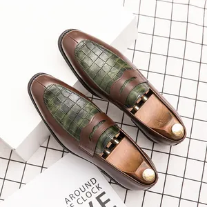 Mocassins élégants en cuir marron pour hommes avec détail en crocodile vert gaufré