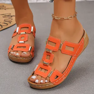 Detailopname van oranje strand-sandalen met uitgesneden ontwerp en antislipzool met houtstructuur