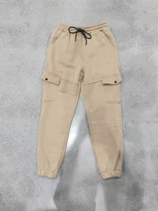 Detailweergave van de kaki fleece cargobroek voor heren met trekkoord en zakken