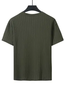 Rückansicht eines dunkelolivgrünen Herren-T-Shirts mit vertikaler Zopfstrickstruktur