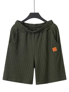 Detail der dunkeloliven, strukturierten Herren-Freizeitshorts mit elastischem Bund