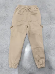 Gedetailleerd achteraanzicht van kaki heren cargo joggingbroek met fleece voering