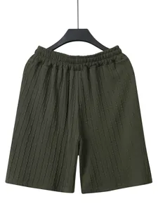 Detailansicht der dunkelgrünen Freizeithose mit vertikalem Strickmuster und Gummizug