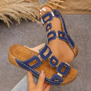 Gedetailleerd overzicht van vintage blauwe strandsandalen voor dames met platte bruine zool