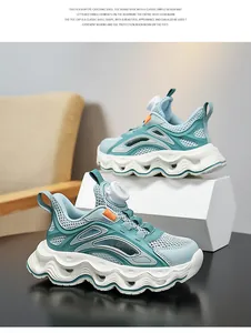 Detailansicht des atmungsaktiven Meshs und des Drehverschlusses an Kinder-Sportsandalen