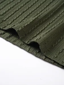 Makro-Detail des hochwertigen dunkelgrünen Rippstrick-Stoffs für dieses Herren-Sportset