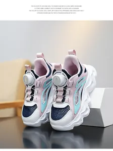 Nahaufnahme von atmungsaktiven Kinder-Mesh-Schuhen mit innovativem Drehverschluss-System