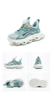 Detailansichten atmungsaktiver Kinder-Wasserschuhe mit praktischem Drehverschluss