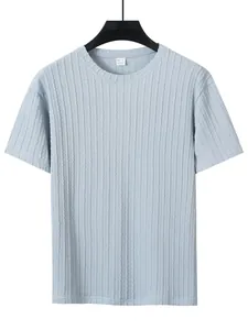 Nahaufnahme des hellblauen Herren-T-Shirts mit detaillierter Zopfmuster-Textur.
