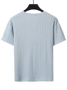 Detailansicht der Rückseite eines hellblauen Kurzarm-T-Shirts mit Zopfstrickmuster