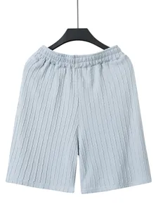 Detailansicht der hellblauen Herren-Freizeitshorts mit Zopfmuster und elastischem Bund