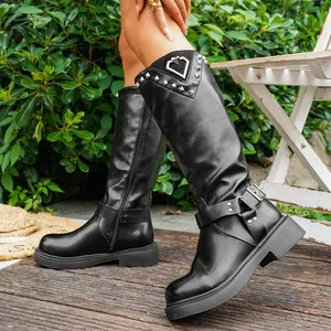 Schwarze mittelhohe Stiefel mit Nieten, Schnallenriemen und herzförmigem Ausschnitt-Detail.