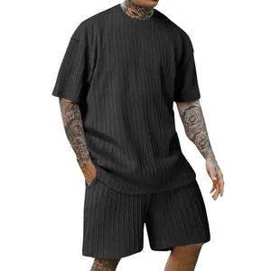 Detail der schwarzen vertikal gestreiften Textur am lässigen Sport-Set für Herren im Sommer
