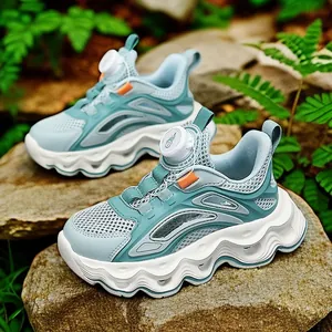 Atmungsaktive Kinder-Wasserschuhe mit Drehverschluss und Wellensohle auf Felsen