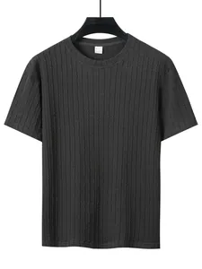 Detaillierte Nahaufnahme der vertikalen Stricktextur dieses dunkelgrauen Herren-Kurzarm-T-Shirts
