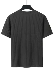 Rückansicht eines anthrazitfarbenen Kurzarm-Sport-T-Shirts mit Zopfmuster-Struktur für Herren
