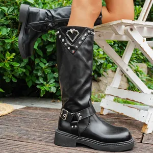 Schwarze Leder-Ritterstiefel mit Herznieten und modischen Details an der Knöchelschnalle
