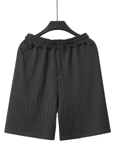 Detailansicht einer dunkelgrauen Herren-Sportshorts mit vertikalem Zopfmuster-Struktur