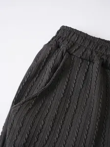 Detailansicht der dunkelgrauen Strick-Shorts mit elastischem Bund und einer Tasche.