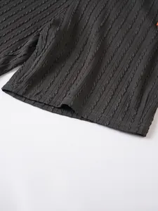 Detailaufnahme der Textur von dunkelgrauen Freizeit-Strickshorts mit Rippenmuster