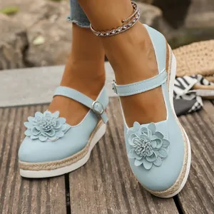Elegantes alpargatas de cuña azul cielo con flor decorativa y correa Mary Jane