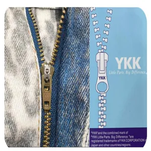 Detailansicht des hochwertigen YKK-Metallreißverschlusses an der Leopard-Patchwork-Jeans