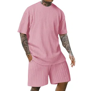 Rosa Kurzarmshirt und Shorts Set für Herren mit strukturiertem vertikalem Zopfstrickmuster