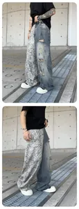 Detailansicht des Leopard-Prints und des Distressed-Denim-Patchwork-Designs der Jeans.